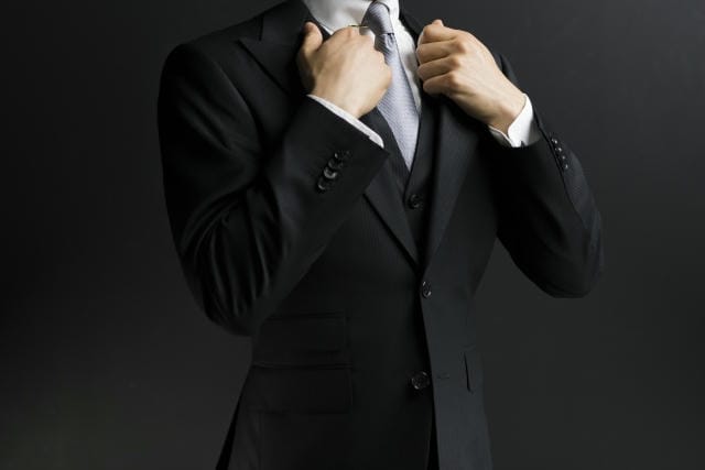 成人式にベストはいらないのか？着用のメリットや補正効果について