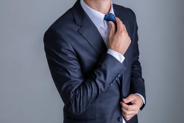 成人式はネクタイなしでも大丈夫？ノーネクタイの印象と注意点